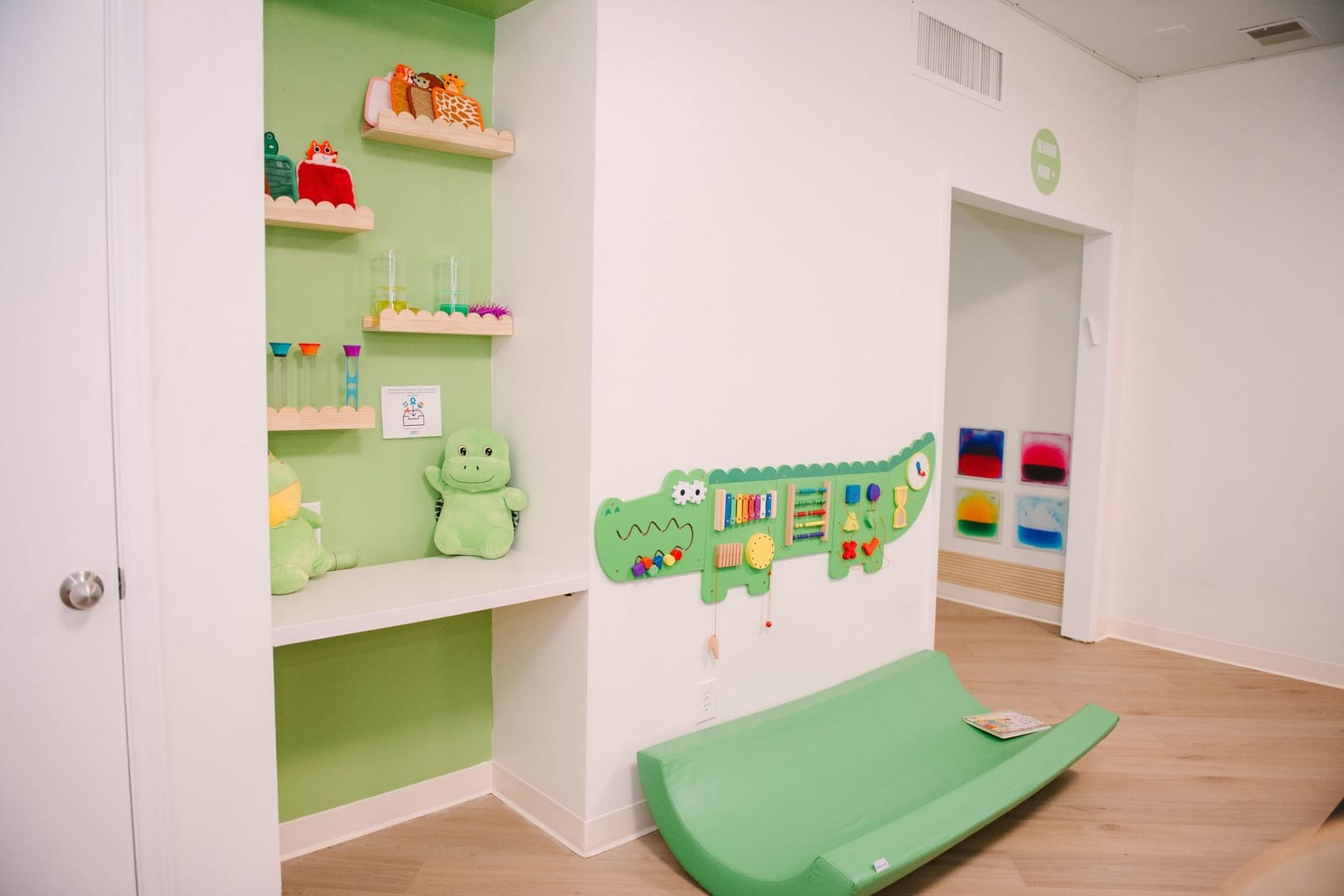 Cozy reading nook with books and soft seating at the Steady Strides Houston ABA center.